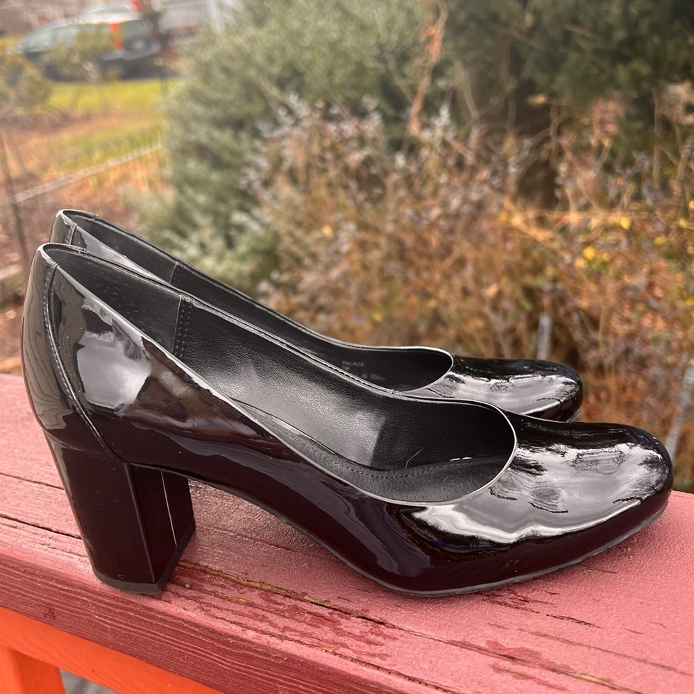 DONALD PLINER BLACK PATENT LEATHER SHOES SIZE 7
